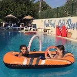 Hotel Leons Sun Village