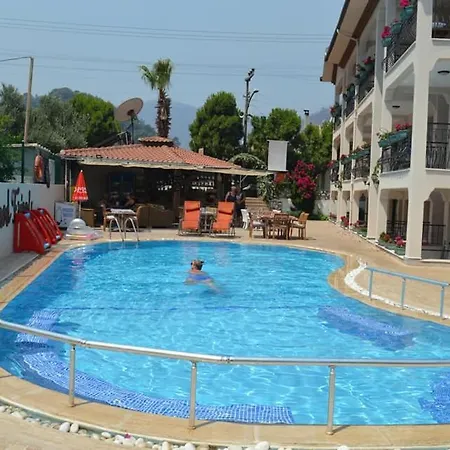 Leons Sun Village מלון