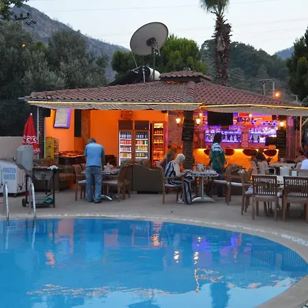 מלון Leons Sun Village 4*