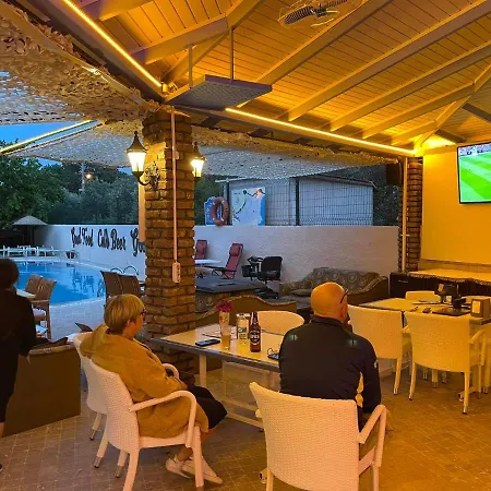 Hotel Leons Sun Village