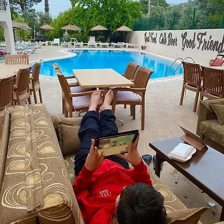 Leons Sun Village מלון
