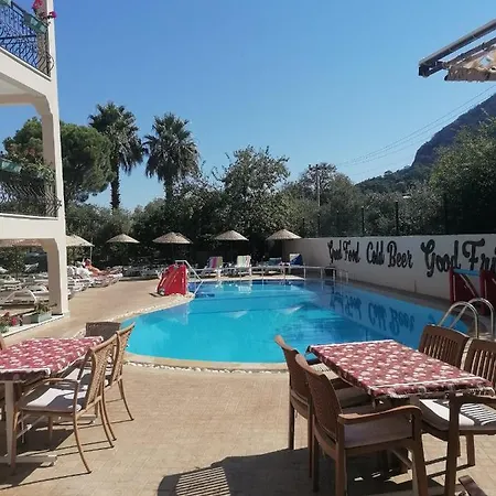 Leons Sun Village מלון