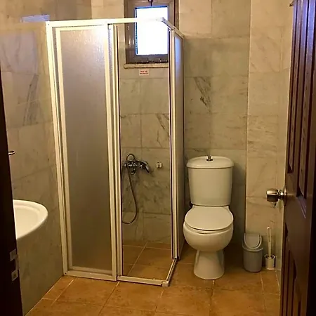 מלון Leons Sun Village 4*