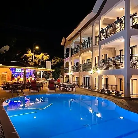 Leons Sun Village מלון