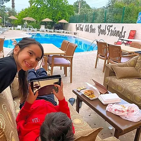 Leons Sun Village מרמריס