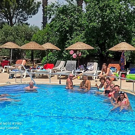 Leons Sun Village מלון