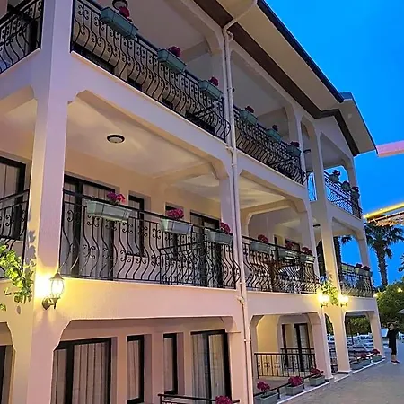 מלון Leons Sun Village 4*