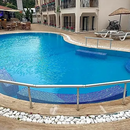 Leons Sun Village מלון מרמריס
