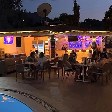 Leons Sun Village מלון 4*