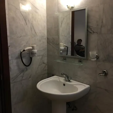 Leons Sun Village מלון מרמריס